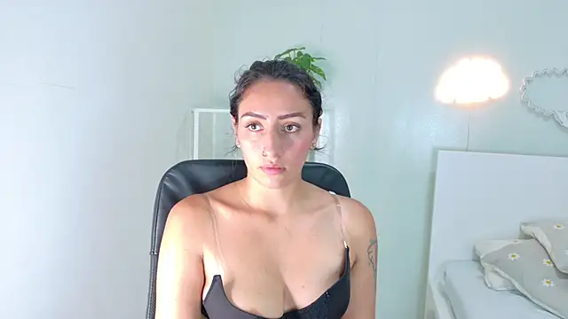 Snapshot of AmmyRouse__ chatting on 02/08/26, 02:15 AmmyRouse online show from 02/08/26, 02:15