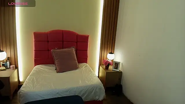 IvonneRoss  online show from 04/07/26, 11:56