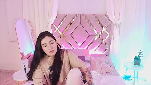 Snapshot of KathiaJenner chatting on 03/17/26, 01:36 KathiaJenner online show from 03/17/26, 01:36