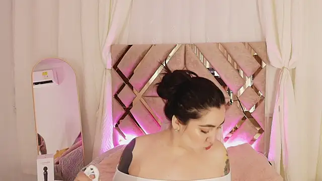 Snapshot of KathiaJenner chatting on 04/14/26, 11:26 KathiaJenner online show from 04/14/26, 11:26