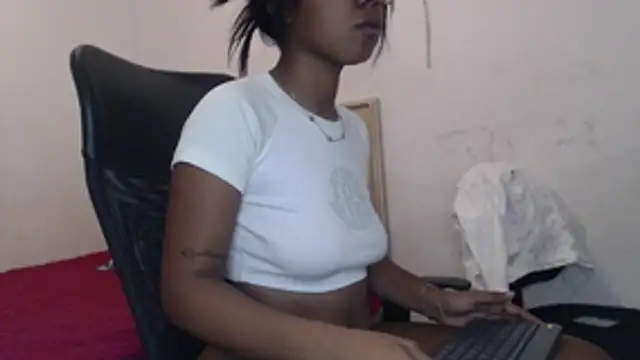 Snapshot of girl_sexy27 chatting on 02/28/26, 02:28 girl sexy27 online show from 02/28/26, 02:28