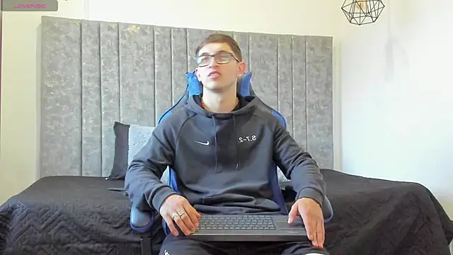 Calvin Hunter online show from 04/09/26, 11:00