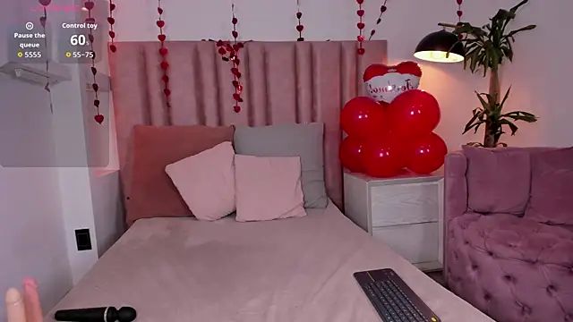 Im LunaLuxe online show from 02/15/26, 01:10