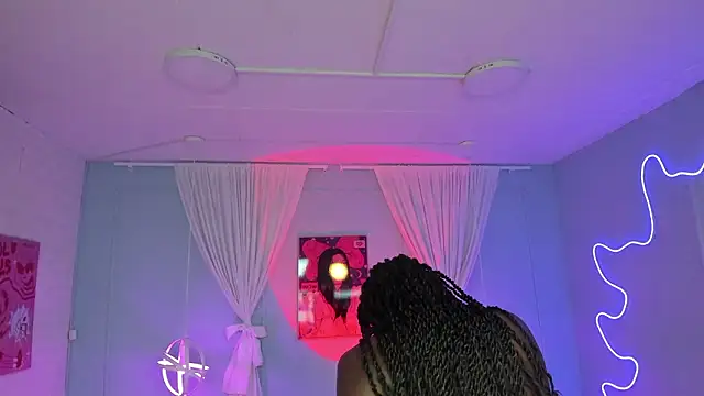 naomi campell online show from 02/16/26, 07:34