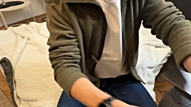 Snapshot of AfterTheRun chatting on 03/27/26, 08:32 AfterTheRun online show from 03/27/26, 08:32