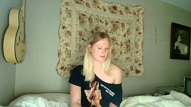 Snapshot of goddessalison chatting on 06/11/26, 01:05 goddessalison online show from 06/11/26, 01:05