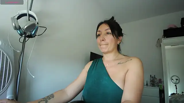 Snapshot of Yulian_Milf chatting on 06/19/26, 02:45 Yulian Milf online show from 06/19/26, 02:45
