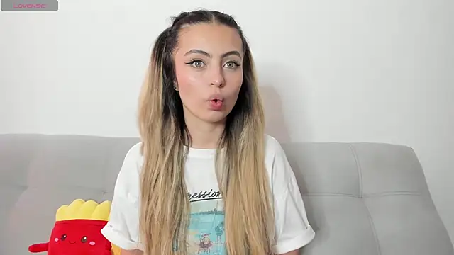 Fernanda aaaa online show from 04/22/26, 03:08