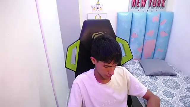 Snapshot of Akyra_latinn chatting on 04/02/26, 05:03 Akyra latinn online show from 04/02/26, 05:03