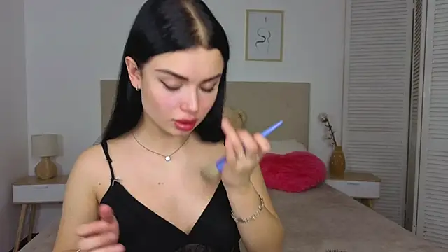 Snapshot of Silena_sky chatting on 02/14/26, 01:33 Silena sky online show from 02/14/26, 01:33