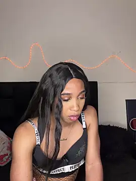 Snapshot of YourDreamReal chatting on 03/03/26, 11:01 YourDreamReal online show from 03/03/26, 11:01