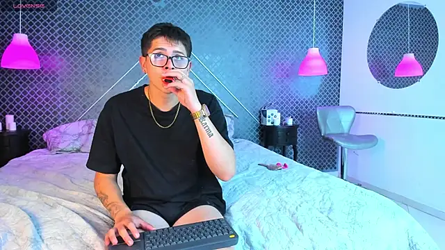 Evie demn online show from 02/20/26, 06:26