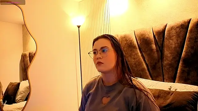 zoe hugeboobs online show from 02/05/26, 12:01