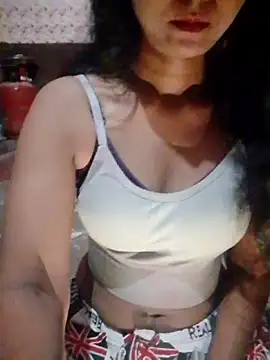 Snapshot of Ayesha_Khan1 chatting on 04/08/26, 10:44 Ayesha Khan1 online show from 04/08/26, 10:44