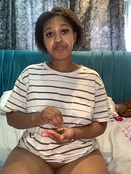 Snapshot of feliciahun chatting on 02/14/26, 02:39 feliciahun online show from 02/14/26, 02:39