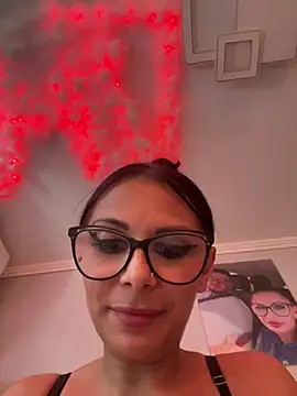 Snapshot of HiddendesireXO01 chatting on 06/03/26, 09:43 HiddendesireXO01 online show from 06/03/26, 09:43
