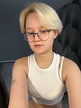 Snapshot of LuunaDorean chatting on 02/20/26, 09:44 LuunaDorean online show from 02/20/26, 09:44