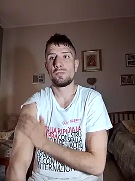 Snapshot of Mcsimotoro chatting on 04/12/26, 02:42 Mcsimotoro online show from 04/12/26, 02:42