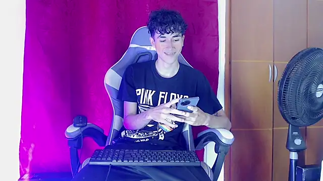 Snapshot of Johnny_cagee_ chatting on 02/06/26, 11:45 Johnny cagee online show from 02/06/26, 11:45