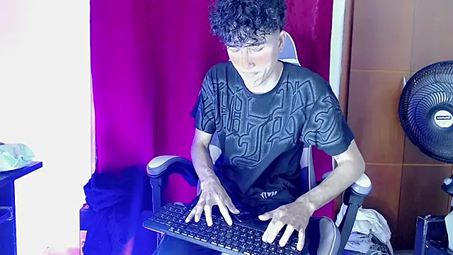 Snapshot of Johnny_cagee_ chatting on 02/20/26, 12:18 Johnny cagee online show from 02/20/26, 12:18