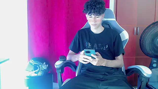 Snapshot of Johnny_cagee_ chatting on 02/24/26, 12:44 Johnny cagee online show from 02/24/26, 12:44