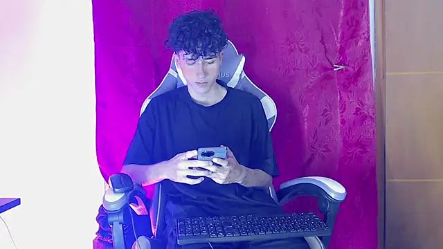 Snapshot of Johnny_cagee_ chatting on 02/18/26, 01:14 Johnny cagee online show from 02/18/26, 01:14