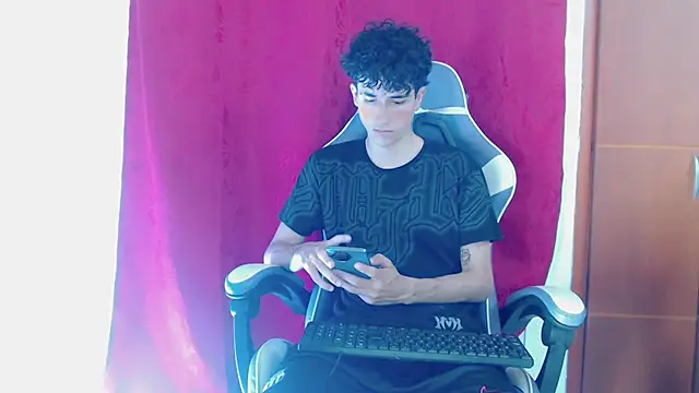 Snapshot of Johnny_cagee_ chatting on 02/12/26, 11:15 Johnny cagee online show from 02/12/26, 11:15