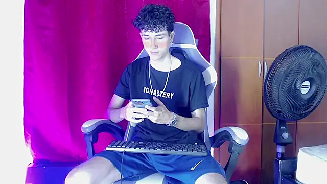 Snapshot of Johnny_cagee_ chatting on 02/05/26, 11:44 Johnny cagee online show from 02/05/26, 11:44