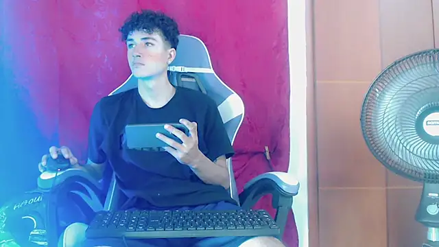 Snapshot of Johnny_cagee_ chatting on 03/02/26, 01:50 Johnny cagee online show from 03/02/26, 01:50