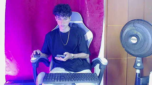 Snapshot of Johnny_cagee_ chatting on 02/07/26, 11:35 Johnny cagee online show from 02/07/26, 11:35