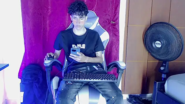 Snapshot of Johnny_cagee_ chatting on 02/16/26, 11:24 Johnny cagee online show from 02/16/26, 11:24