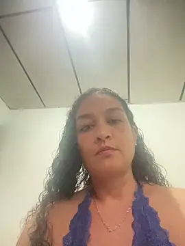 Snapshot of Rosalinda_77 chatting on 05/18/26, 09:41 Rosalinda 77 online show from 05/18/26, 09:41