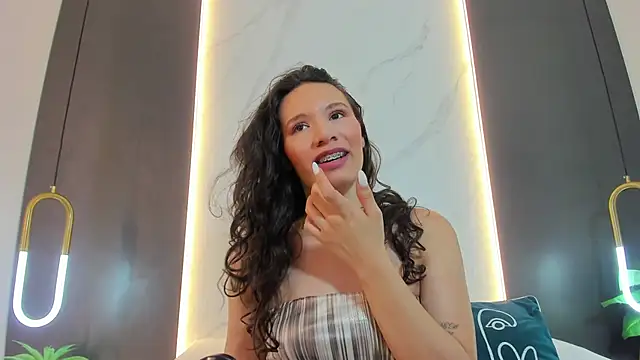 Snapshot of valeryn__rosse chatting on 02/27/26, 02:12 valeryn rosse online show from 02/27/26, 02:12