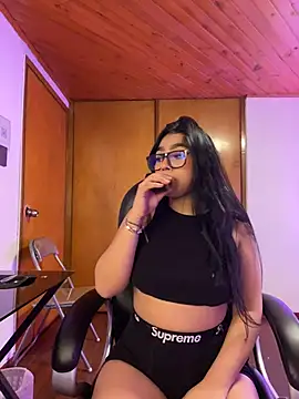 Snapshot of Violetta_pinkk1 chatting on 02/21/26, 04:03 Violetta pinkk1 online show from 02/21/26, 04:03