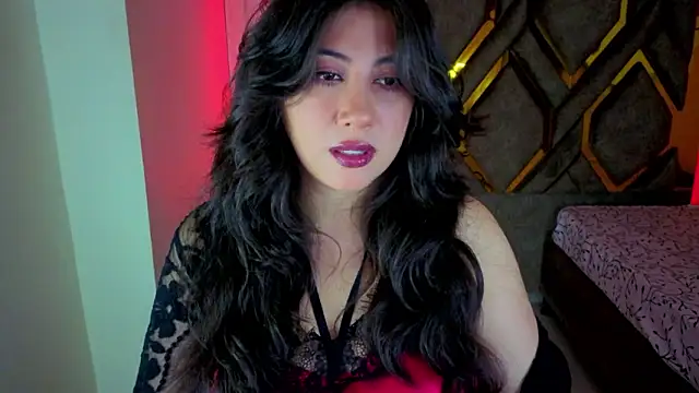 Snapshot of Luvienne chatting on 02/15/26, 07:24 Luvienne online show from 02/15/26, 07:24