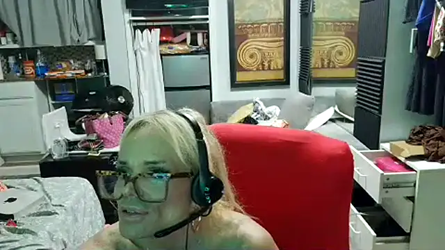 Snapshot of starandsky chatting on 06/27/26, 11:22 starandsky online show from 06/27/26, 11:22