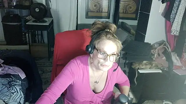 Snapshot of starandsky chatting on 05/19/26, 04:14 starandsky online show from 05/19/26, 04:14