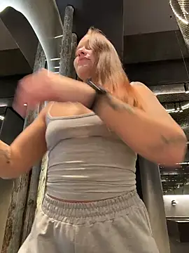 Snapshot of KishaMur chatting on 02/12/26, 04:01 KishaMur online show from 02/12/26, 04:01