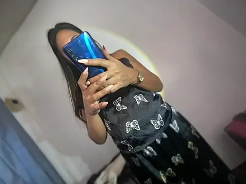 Snapshot of thebrownskingirl25 chatting on 02/14/26, 12:44 thebrownskingirl25 online show from 02/14/26, 12:44