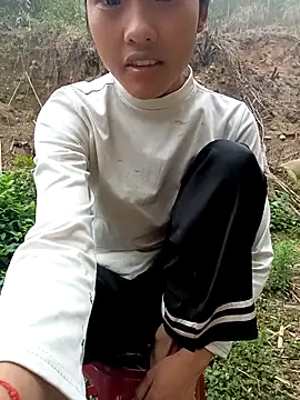 Snapshot of Hoa-tuylip chatting on 04/24/26, 12:56 Hoa-tuylip online show from 04/24/26, 12:56