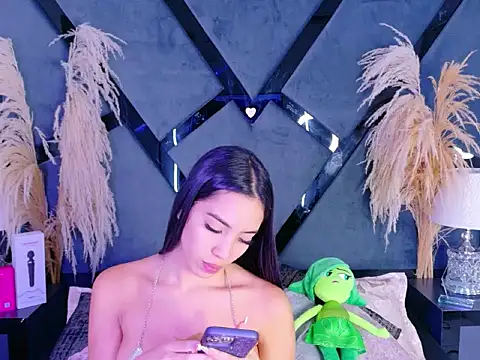 KylieWhitee online show from 04/10/26, 04:03