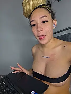 Snapshot of alaia_princess chatting on 06/29/26, 11:26 alaia princess online show from 06/29/26, 11:26