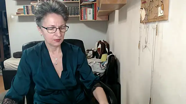 katemodel online show from 10/31/25, 07:27