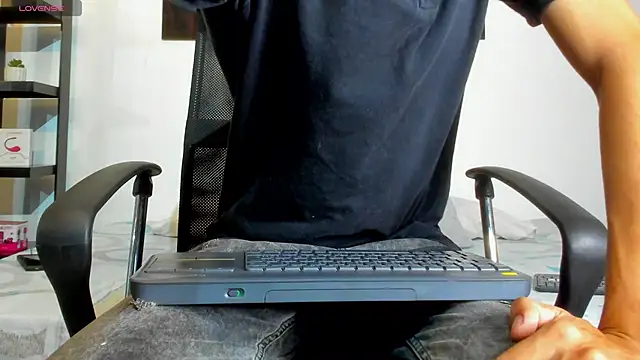 milo cruz  online show from 04/12/26, 12:30