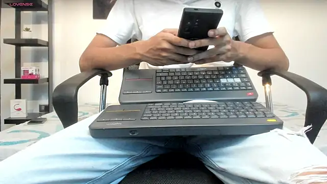 milo cruz  online show from 04/04/26, 05:03