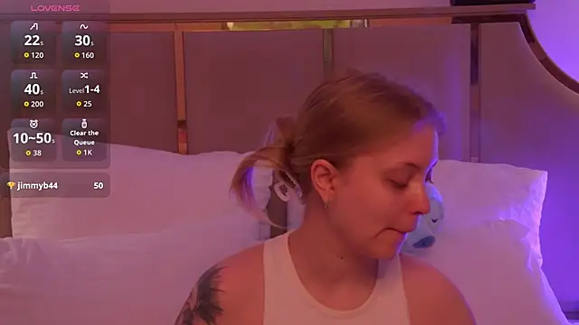 Snapshot of MollyHilton chatting on 02/26/26, 06:52 MollyHilton online show from 02/26/26, 06:52