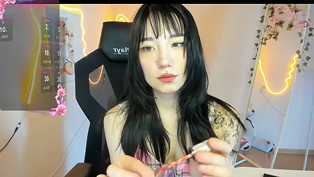 AliceeinWonderlanddd online show from 04/10/26, 02:51