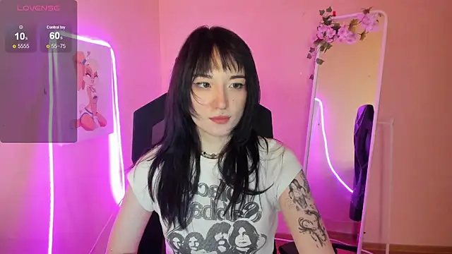 Snapshot of AliceeinWonderlanddd chatting on 06/11/26, 02:11 AliceeinWonderlanddd online show from 06/11/26, 02:11