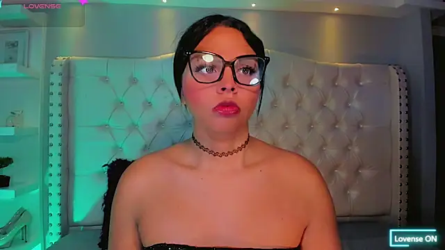 Maia Hotts online show from 06/01/26, 07:57