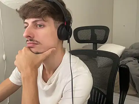 Snapshot of vitoraugustoxxx chatting on 02/09/26, 02:48 vitoraugustoxxx online show from 02/09/26, 02:48